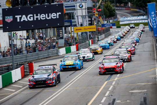 현대자동차 'i30N TCR' 경주차가 '2019 WTCR(월드투어링카컵)' 첫 번째 레이스 경기장에 정렬해 있다. <현대자동차 제공>
